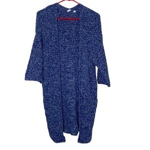 Gap-open front sweater with 3/4 sleeves. Size XS